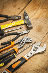 Herramientas de trabajo sobre una mesa de madera rústica. Vista superior y de cerca