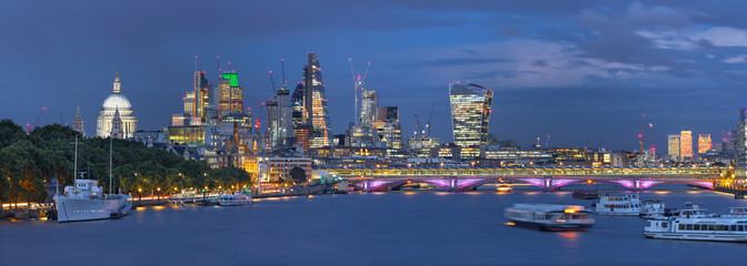 Plakat London - The evening panorama of the City with the skyscrapers in the center and Canary Wharf in the background.