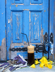 geschlossener blauer Fensterladen mit Kaffee und Werkzeug auf der Fensterbank für eine Pause von der Gartenarbeit