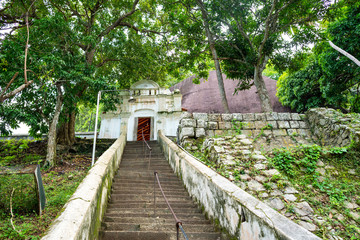 Fototapeta na wymiar The 1500-year-old, most important cultural-historical temple of the region Tangalle, the Mulkirigala Raja Maha Vihara. Situated round about 200m high, 450 steps lead steeply upwards to the monastery