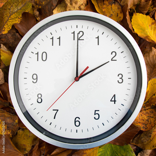 "clock time change summer to winter time" Stockfotos und lizenzfreie