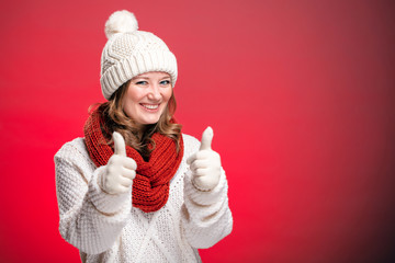 Schöne Frau in Weihnachtsstimmung
