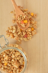 グラノーラ　木目背景

