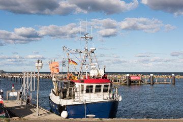 Fischkutter im Herbst in einer Marina an der Ostsee