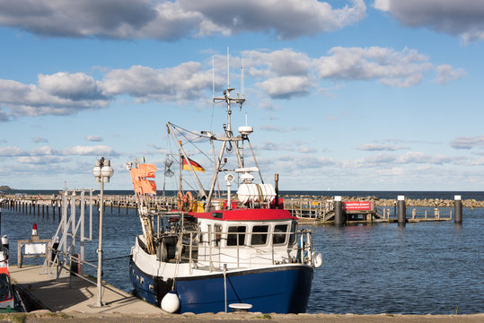 Fischkutter im Herbst in einer Marina an der Ostsee