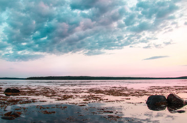Закатные облака над озером