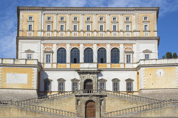 Fototapeta na wymiar Dettaglio della facciata di Palazzo Farnese a Caprarola, piccolo paese vicino Roma, in Italia. Questo storico e bellissimo palazzo è stato costruito in epoca rinascimentale.
