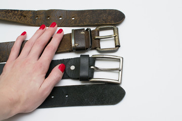 женская ладонь  на ремнях. творческий фон. вид с верху. крупный план. горизонтальный.
