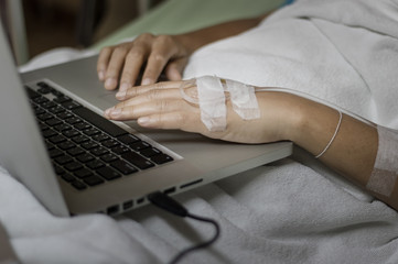 Obraz premium Sick people are using the notebook.