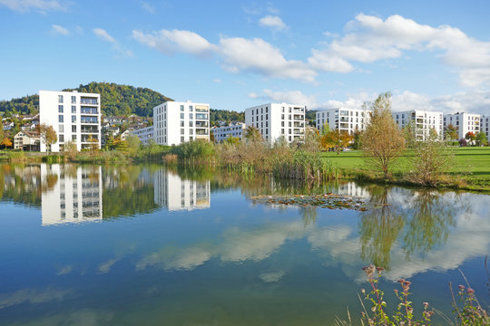wohnh&auml;user am see, k&ouml;niz, schweiz 