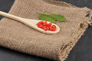 Gojibeeren auf Jute und Schiefer