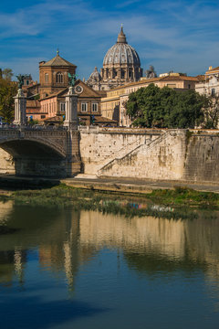Splendida veduta del centro storico di Roma riflesso sul fiume Tevere
