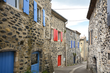 Fototapeta na wymiar Alba la Romaine ein kleines mittelalterliches Städtchen in Frankreich 