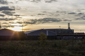 Fabrikhalle im Sonnenaufgang