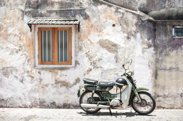 Fototapeta na wymiar vintage look wall and motorcycle