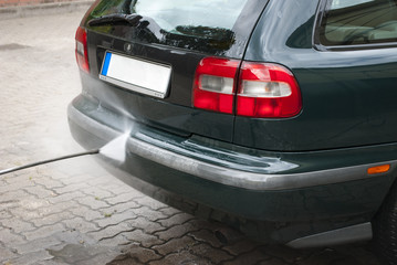 Stoßstange von Auto wird mit einem Hochdruckreiniger / Dampfstrahler gereinigt