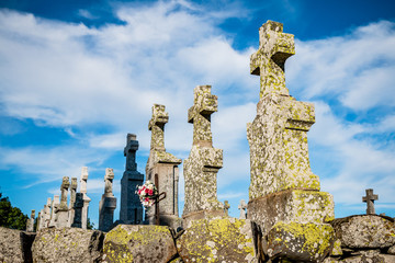 Croix dans le cimetière de l'église du fort de Laguiole