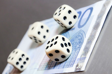 Dadi Dado e denaro con banconota