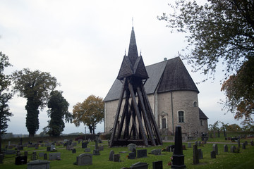 Kläckeberga kyrka med klockstapel är en gammal försvarskyrka som försvarade norra delen av Kalmar och hit flyttade människorna i krigstider © gorerl