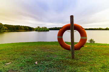 see ufer mit einem rettungsring