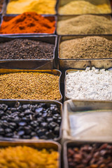 épices sur un marché 