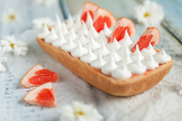 Tart with grapefruit curd and merengue on top