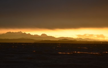 Berge - Bergpanorama bei Sonnenuntergang am Chiemsee in den Alpen