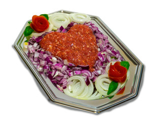 Kalte Party Platte mit Hackfleisch (Mett) und verschiedene Zwiebelsorten.  Lecker serviert.