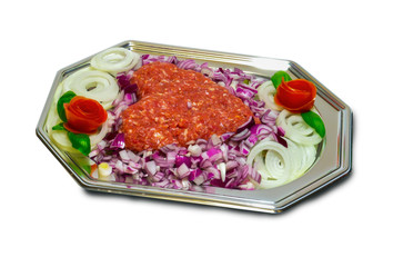 Kalte Party Platte mit Hackfleisch (Mett) und verschiedene Zwiebelsorten.  Lecker serviert.