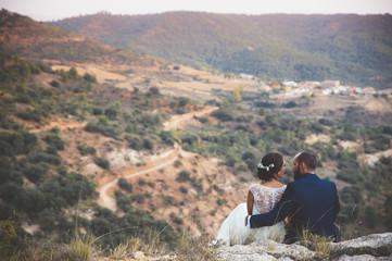 Naklejka premium Bride and groom embracing in the park