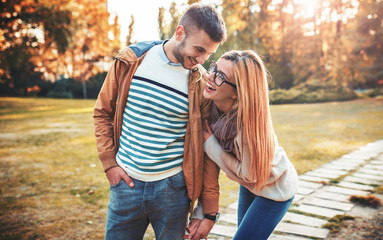 Fototapeta premium Meeting in the park. Romantic couple in the autumn park. Love, dating, romance