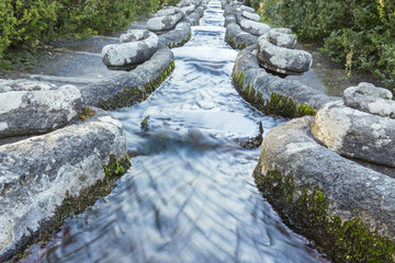 Naklejka na ściany i meble Dettaglio dell' acqua che scorre dal ruscello a cascata situato a Villa Lante, a Bagnaia vicino Viterbo, in Italia.