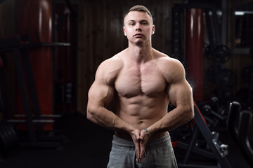 Fototapeta na wymiar Bodybuilder show his muscles