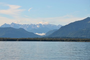 Chiemsee mit Alpen und niedrig hängender Wolke