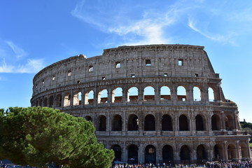 Naklejka premium Colosseum in Rome with blue sky