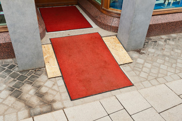 Provisorische Barrierefreiheit vor Eingang nach Bauarbeiten