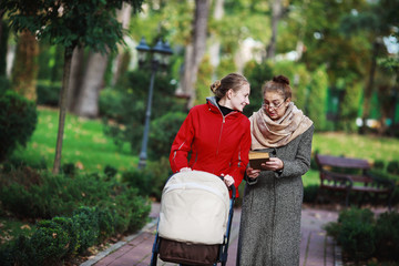 Мама дочка и внучка гуляют по осеннему парку
