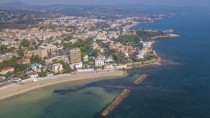 Obraz premium Vista aerea panoramica della spiaggia di Santa Marinella, in provincia di Roma, in Italia. Si tratta di una delle coste più belle della regione Lazio.