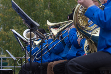 The orchestra plays jazz in a park