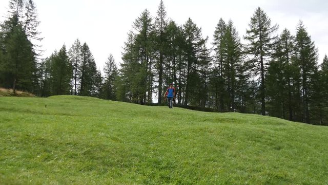 Trekking con zaino e cane in montagna