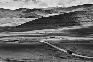 Monochrome landscape of the high plateau of Tibet with the junctions. - 176309485