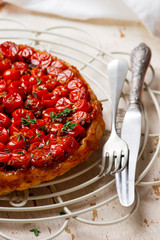 tomato tarte tatin.style rustic.