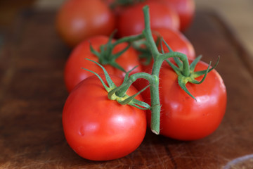 Rispentomaten auf braunem Holzbrett