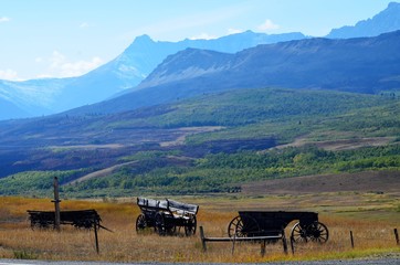 Naklejka premium Old wooden wagons overlooking the mountains !