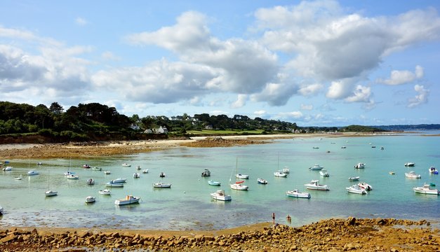 Paysage de bord de mer sur Tr&eacute;l&eacute;vern en Bretagne vu depuis Tr&eacute;vou
