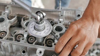 angular torque of Engine cylinder head