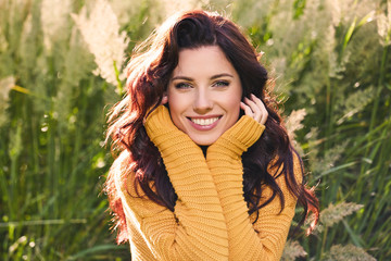 Fototapeta premium portret pięknej kobiety w jesienny żółty sweter.