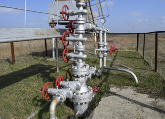 Equipment of an oil well. Shutoff valves and service equipment