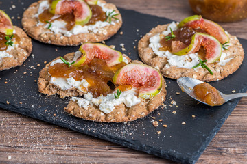 Multigrain crispread appetizer