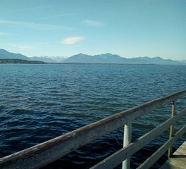Blick von der Seebrücke zu den Bergen über den Chiemsee bei Chieming